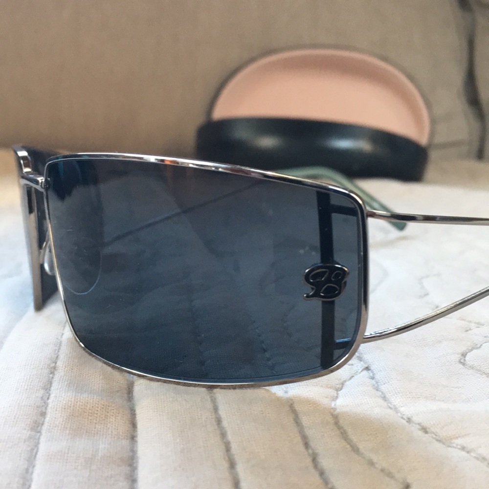 Woman’s Blu Marine Sunglasses 🕶 RARE design.